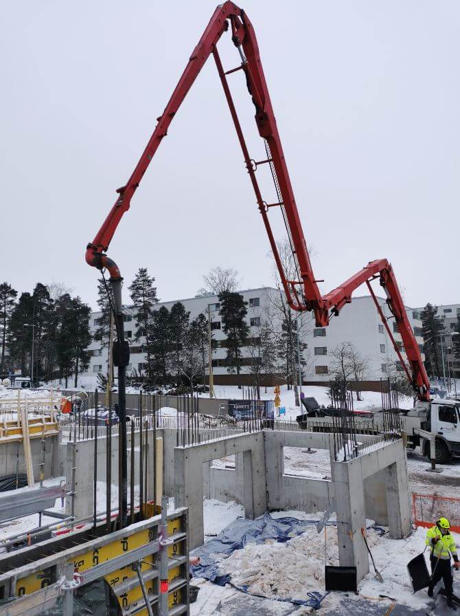 Autohallin -1. kerroksen viimeisiä pv-seiniä valetaan.