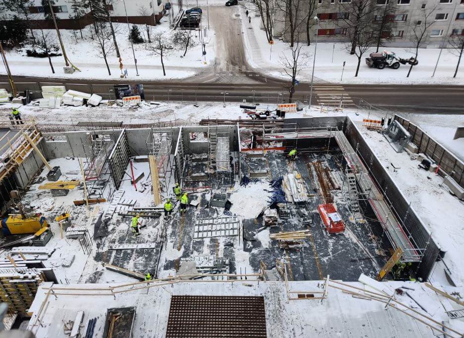Myrksypurjeen autohallin pv-seinien muottityöt käynnissä.